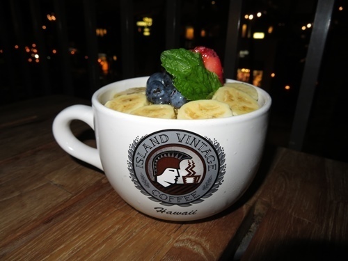 170522-ハワイ旅行 アイランドビンテージコーヒーのアサイーボウルとマハロハバーガー-3.jpg